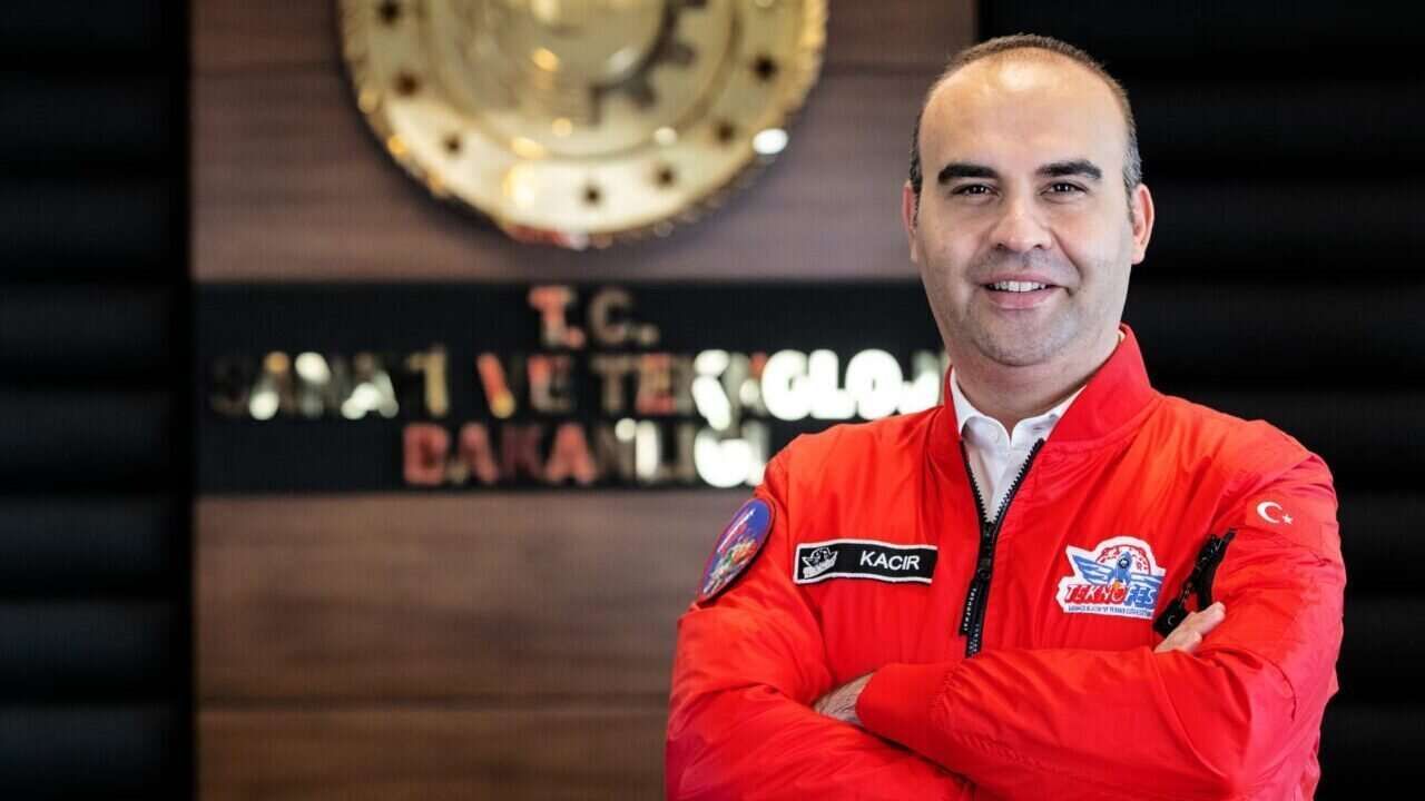 Bakan Kacır, Bayraktar AKINCI'dan ateşlenerek hedefi vuran HGK-82'yi değerlendirdi.