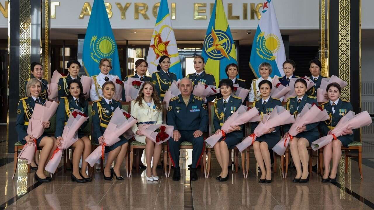 Kazakistan ordusunda 12 binden fazla kadın görev yapıyor