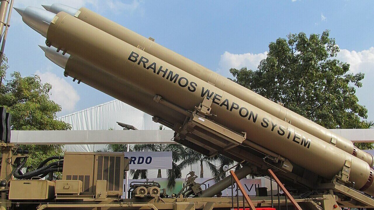 Hindistan Filipinler'e ikinci BrahMos füze bataryasını teslim etti