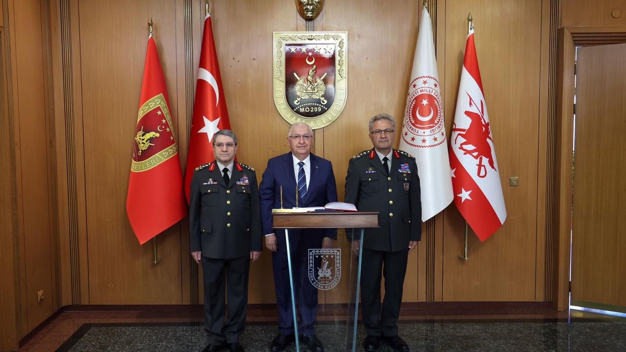 Milli Savunma Bakanı, Kara Kuvvetleri Komutanlığı'ndaki devir-teslim törenine katıldı