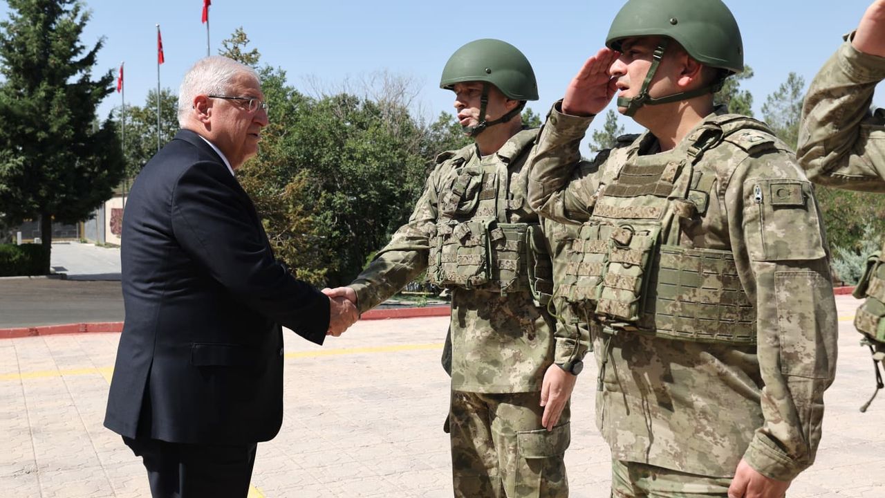 Milli Savunma Bakanı, Şırnak'da incelemelerde bulundu