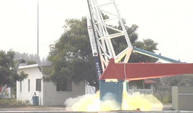 Hindistan ilk özel yapım roketini fırlattı