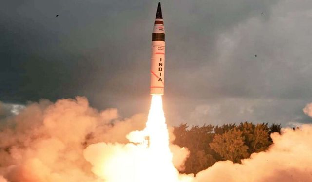 Hindistan, nükleer kapasiteli kıtalararası balistik füzesini test etti