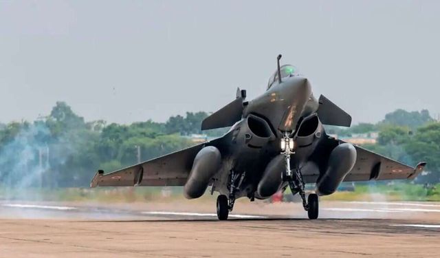 Hindistan, Fransa’dan 36’ncı Rafale savaş uçağını da teslim aldı