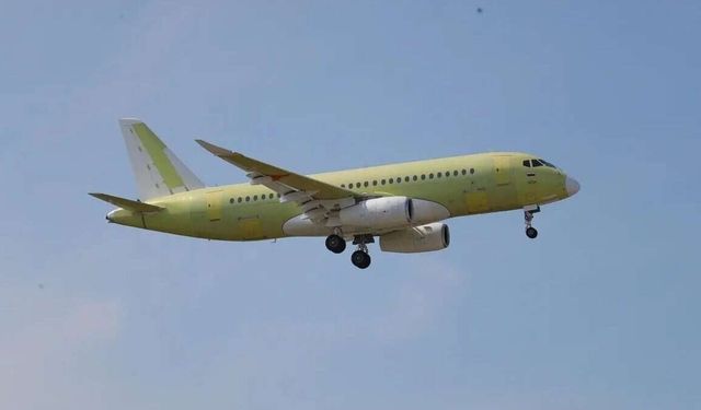 Yerli sistemlerle donatılan Rus yolcu uçağı SJ-100 ilk test uçuşunu tamamladı