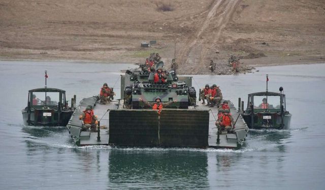 TSK'nın durgun sulardan geçiş eğitiminde FNSS'in aracı kullanıldı