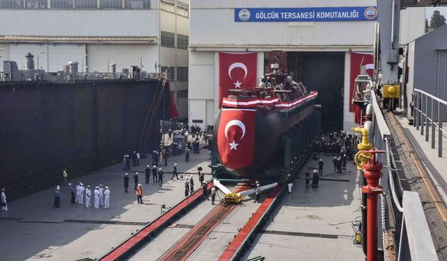 TCG MURATREİS denizaltısı yüzer havuza çekildi
