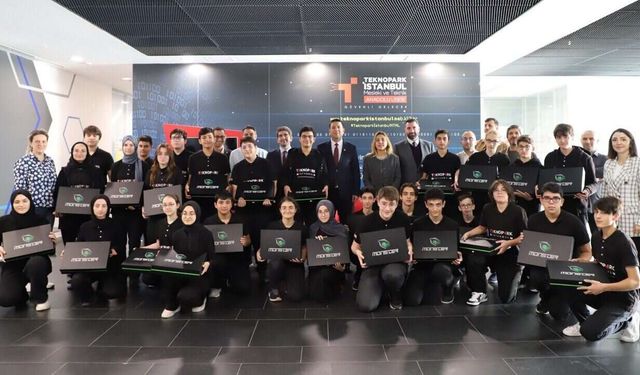 Teknopark İstanbul MTAL’e yerleşen öğrencilere bilgisayar armağanı