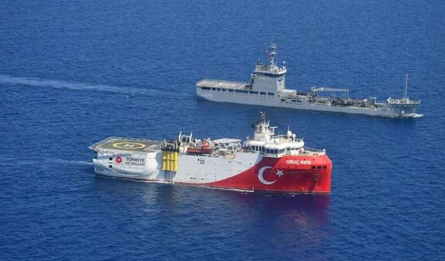 Lojistik Destek Gemisi ARİF EKMEKÇİ, Oruç Reis Araştırma Gemisi’ne refakatini sürdürüyor