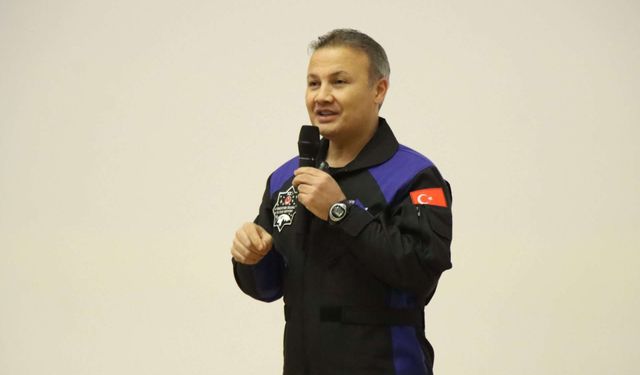 Türkiye'nin ilk astronotu Alper Gezeravcı deneyimlerini öğrencilerle paylaştı