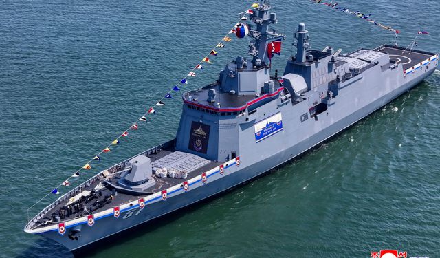 Kuzey Kore 5 bin tonluk yeni savaş gemisini suya indirdi