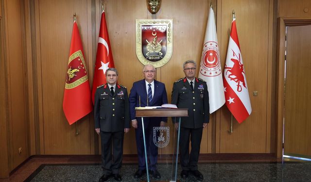 Milli Savunma Bakanı, Kara Kuvvetleri Komutanlığı'ndaki devir-teslim törenine katıldı