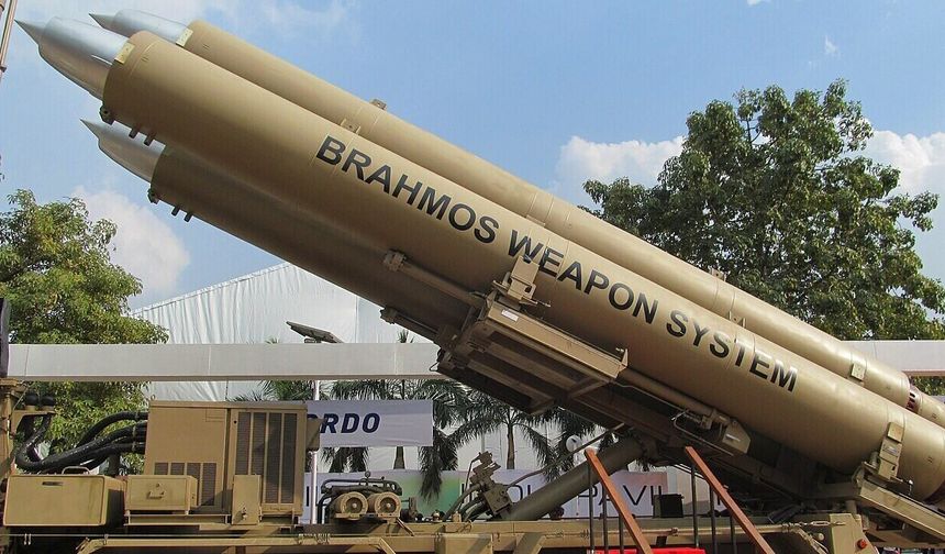Hindistan Filipinler'e ikinci BrahMos füze bataryasını teslim etti